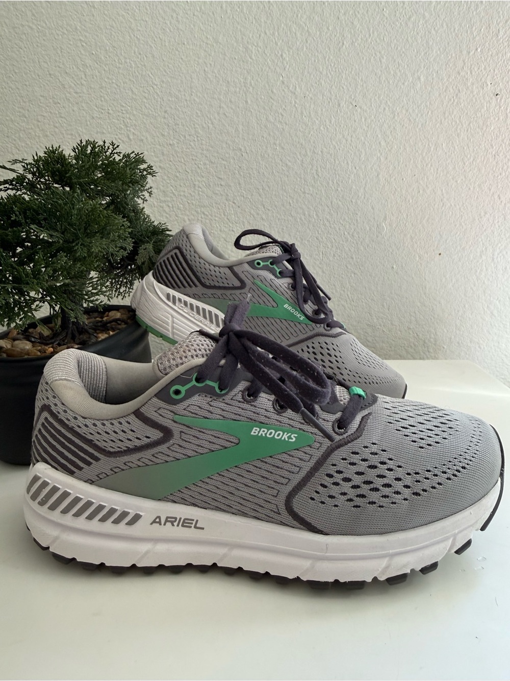Brooks Ariel 20 women size 6.5 Athletic Running Shoes in Gray and Green